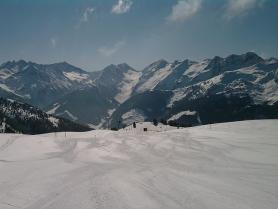 Pohled na sjezdovky v Zell am Ziller