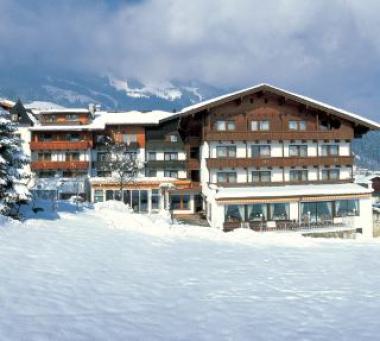 Pohled na rakouský hotel Crystal v zimě, Fügen